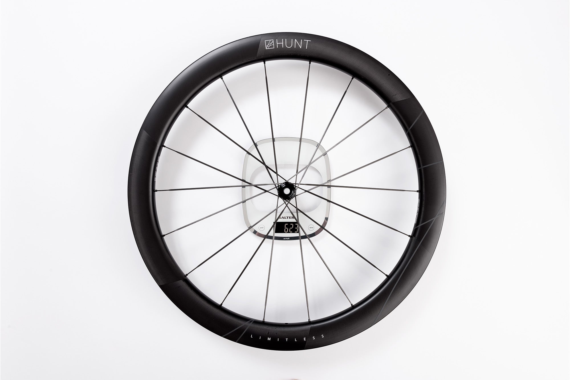 <h1>LOW SYSTEM WEIGHT - FRONT</h1><i>Innovation in rim layup technology, UD carbon spokes and hubs delivers class-leading low weight. Please note on scale images weighed without valves and tape. +/- 3% variation on wheelset weights can occur.</i>
