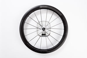 LOW SYSTEM WEIGHT - FRONTInnovation in rim layup technology, UD carbon spokes and hubs delivers class-leading low weight. Please note on scale images weighed without valves and tape. +/- 3% variation on wheelset weights can occur.