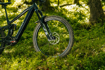 <h1>Spoke Count</h1><i>Spoke count boosted to 36 on the rear and 32 on the front for Proven Carbon Race E_enduro, and each wheel is hand laced in a resilient 3x pattern. More spokes allow for better transmission of torque and the ability to handle higher loads in demanding situations.</i>