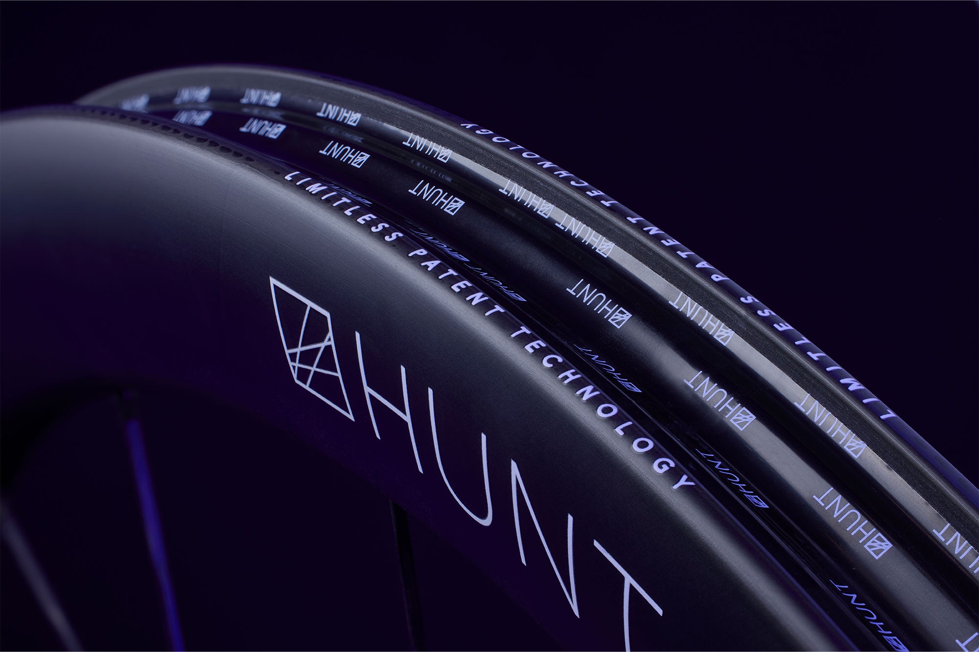 <h1>LIMITLESS RIM PROFILE</h1><i>HUNT-patented Limitless Width Aero Technology  enables us to build a rim that possesses wide, blunt dimensions and class-leading aerodynamic characteristics, whilst maintaining a weight that won’t detract from the all-round performance of the wheelset.</i>