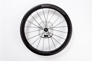 <h1>LOW SYSTEM WEIGHT - REAR</h1><i>Innovation in rim layup technology, UD carbon spokes and ratchet hubs delivers class-leading low weight. Please note on scale images weighed without valves and tape. +/- 3% variation on wheelset weights can occur.</i>