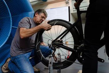 <h1>WIND TUNNEL TESTED </h1><i>Developed by HUNT's in-house engineering team, with years in the wind tunnel spent testing every last detail. We've left no stone unturned in designing this wheelset from the ground up to be very fastest in the world within its class.</i>