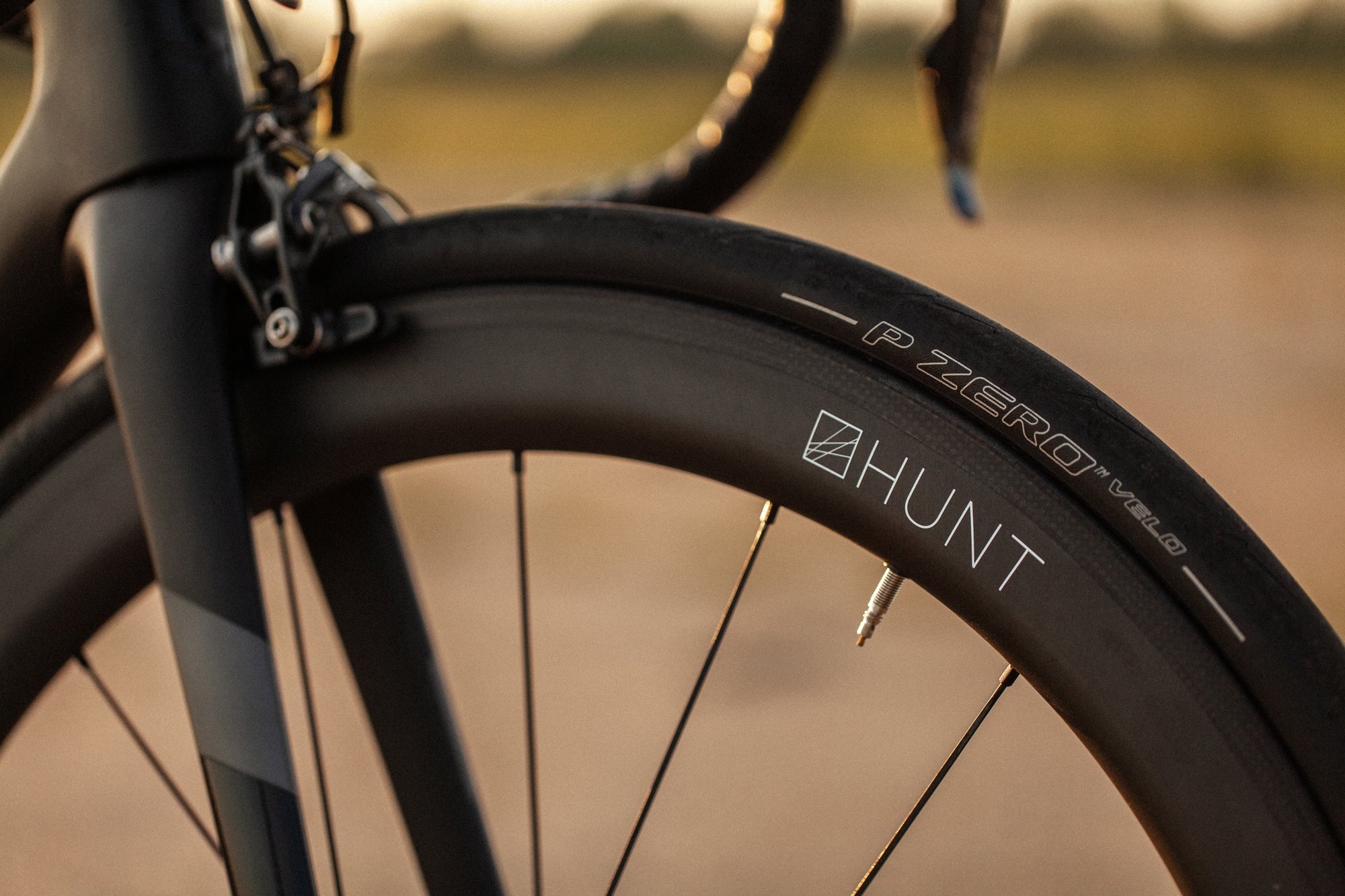 <h1>Tires</h1><i>At HUNT, we enjoy the puncture resistance and grip benefits of tubeless on our every-day rides so we wanted to allow our customers the same option. Of course, all of our tubeless-ready wheels are designed to work perfectly with clincher tires and inner tubes too.</i>