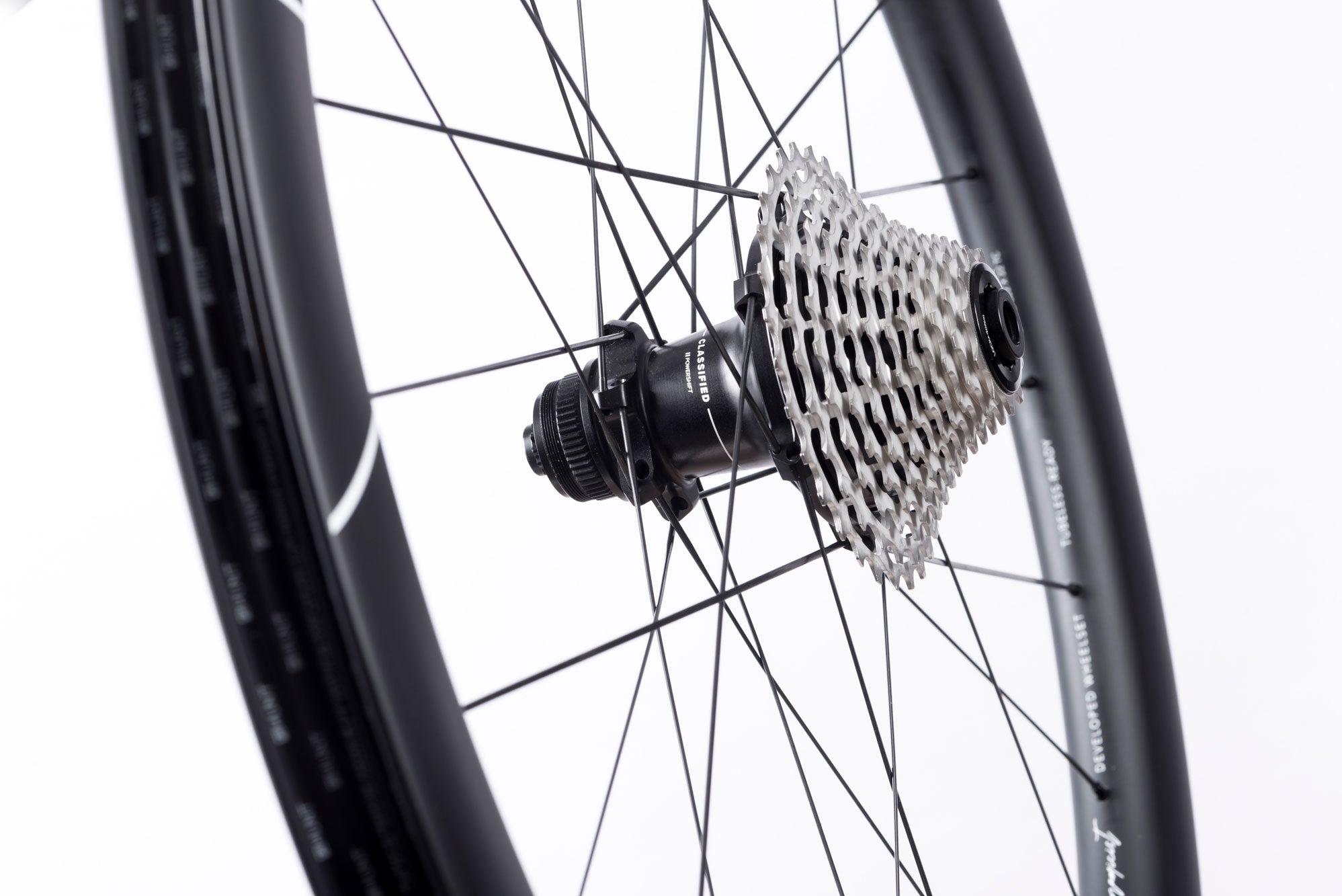 <h1>Tires</h1><i>Optimised aerodynamically for a Schwalbe Pro One 28c, but compatible with any tubeless or clincher tire from 23 up to 45c.</i>